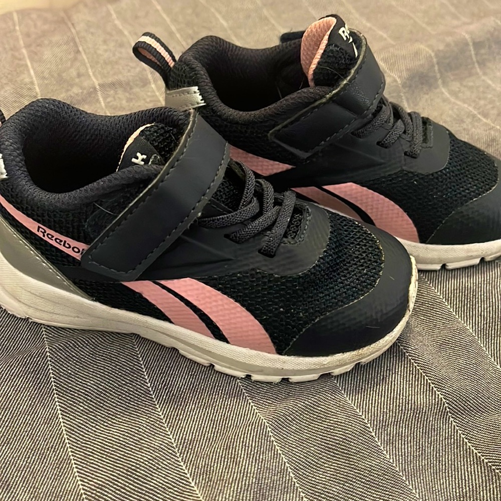 6T Reebok Tennis Shoes